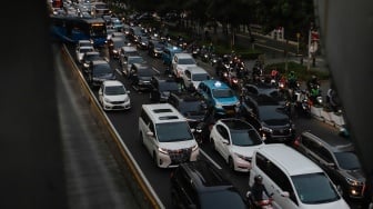 Sejumlah kendaraan terjebak kemacetan di kawasan Pancoran, Jakarta, Selasa (22/8/2023). [Suara.com/Alfian Winanto]