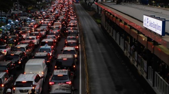 Sejumlah kendaraan terjebak kemacetan di kawasan Pancoran, Jakarta, Selasa (22/8/2023). [Suara.com/Alfian Winanto]