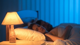 Apa Manfaatnya Mematikan Lampu saat Tidur? Yuk Simak!