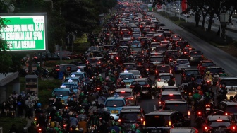 Sejumlah kendaraan terjebak kemacetan di kawasan Pancoran, Jakarta, Selasa (22/8/2023). [Suara.com/Alfian Winanto]