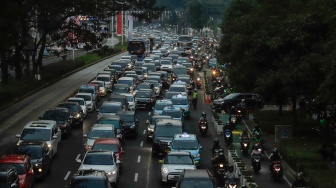 Sejumlah kendaraan terjebak kemacetan di kawasan Pancoran, Jakarta, Selasa (22/8/2023). [Suara.com/Alfian Winanto]