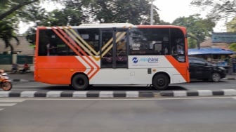 Bus listrik Transjakarta melintas di kawasan Bulungan, Jakarta, Selasa (22/8/2023). [Suara.com/Alfian Winanto]