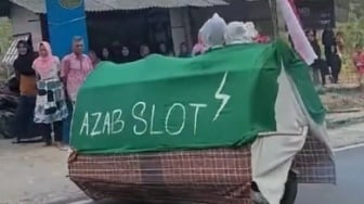 Viral Peserta Pawai 17 Agustus Jadi Keranda Jenazah Korban Azab Slot, Ini Hukumnya dalam Islam