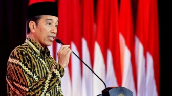 Habis Dilempar Sandal, Presiden Jokowi Malah Dipaksa Endorse Cincau Emak-emak di Pasar