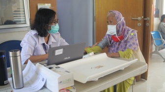 Pasien dengan gejala batuk dan sesak antre memeriksakan diri di Poli Batuk dan infeksi saluran pernapasan akut (ISPA) di Puskesmas Mampang Prapatan, Jakarta, Rabu (23/8/2023). [Suara.com/Alfian Winanto]