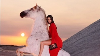 Model Kendall Jenner Pamer Foto Telanjang di Atas Kuda, Ternyata Ini Alasan Di Baliknya