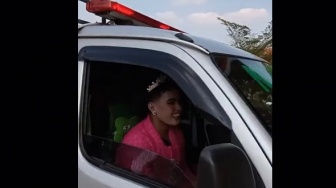 Totalitas! Sopir Ambulans Ini Tetap Menjalankan Tugas Meski Tengah Berdandan untuk Karnaval