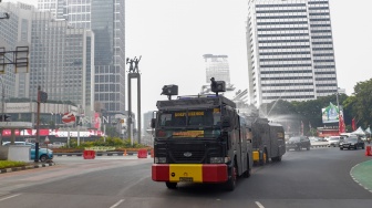 Polda Metro Jaya Semprot Jalanan Demi Kurangi Polusi Jakarta, Dokter Paru: Tak Efektif!