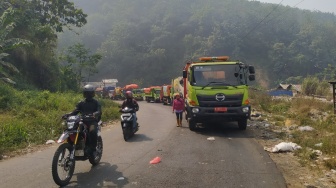 Penampakan Antrean Truk Pengangkut Sampah yang Mengular Akibat TPA Sarimukti Kebakaran, Supir: Sudah Nunggu dari Subuh