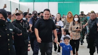 Suami Momo Geisha Ternyata Bos Besar, Pantas Enteng Hadiahkan Lapangan Futsal Berstandar FIFA