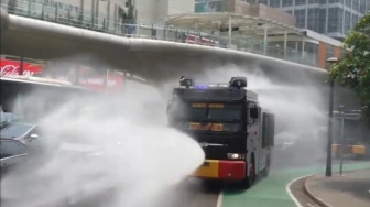 Polemik Polda Metro Semprot Jalan Kurangi Polusi Udara, Warganet: Bak Menggarami Air Laut