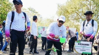 Polri Tanam 21 Juta Pohon, Salah Satunya di Taman Nasional Komodo Bersama Delegasi AMMTC