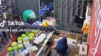 Viral Aksi Pencurian di Tambun, Penjaga Konter HP Histeris saat Ditodong Senpi