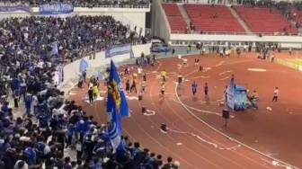 Oknum Suporter PSIS Semarang vs Persib Bandung Ricuh saat Laga di Stadion Jatidiri Semarang