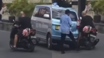 Diduga Mabuk, Bule Oleng Naik Motor hingga Senggol Taksi yang Terparkir di Bali