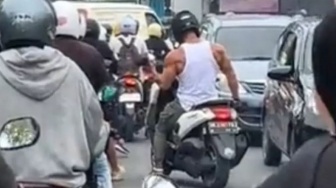 Bule Angkat Barbel di Tengah Macet Viral, Warganet Heran