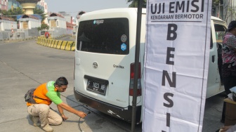 Petugas melakukan uji emisi kendaraan bermotor di Terminal Blok M, Jakarta Selatan, Jumat (25/8/2023). [Suara.com/Alfian Winanto]