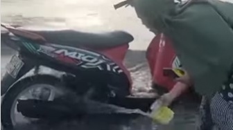 Viral Emak-emak Cuci Motor Pakai Air Laut, Netizen: Siap-Siap Jualan Besi Bekas