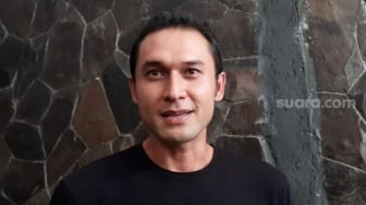 Indra Bruggman Derita Hipertiroid hingga Mata Besar Sebelah, Apa Gejalanya?