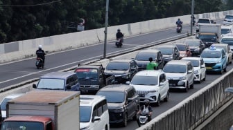 Pemotor melintas jalan layang non tol (JLNT) Casablanca, Jakarta Selatan, Jumat (25/8/2023). [Suara.com/Alfian Winanto]