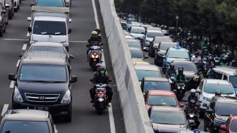 Pemotor melintas jalan layang non tol (JLNT) Casablanca, Jakarta Selatan, Jumat (25/8/2023). [Suara.com/Alfian Winanto]