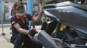 Petugas melakukan uji emisi kendaraan bermotor di Terminal Blok M, Jakarta Selatan, Jumat (25/8/2023). [Suara.com/Alfian Winanto]