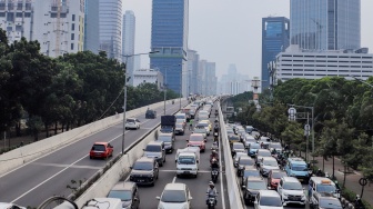 Pemotor melintas jalan layang non tol (JLNT) Casablanca, Jakarta Selatan, Jumat (25/8/2023). [Suara.com/Alfian Winanto]