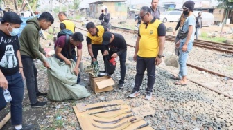 Polisi Kembali Gerebek Kampung Bahari, Belasan Senjata Tajam dan Bong Sabu Ditemukan di Gubuk Apotek