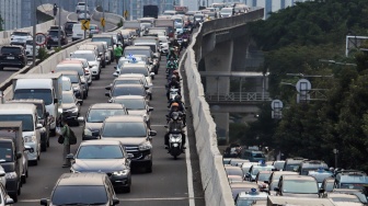 Pemotor melintas jalan layang non tol (JLNT) Casablanca, Jakarta Selatan, Jumat (25/8/2023). [Suara.com/Alfian Winanto]