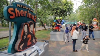 Pengunjung melihat sejumlah karya yang dipamerkan pada Festival Karakter Kekayaan Intelektual (FKKI) di Taman Monas Sisi Selatan, Jakarta, Sabtu (26/8/2023). [Suara.com/Alfian Winanto]