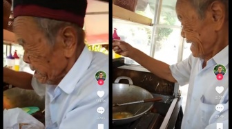 Kisah Kakek Usia 100 Tahun Jualan Lumpia di Pinggir Jalan