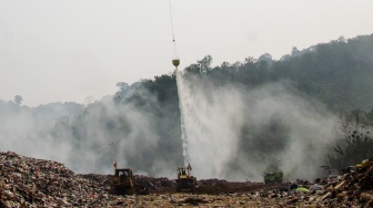 Tim BNPB mengoperasikan helikopter untuk melakukan water bombing pemadaman kebakaran Tempat Pembuangan Akhir (TPA) Sarimukti di Kabupaten Bandung Barat, Jawa Barat, Sabtu (26/8/2023). [ANTARA FOTO/Novrian Arbi/hp]
