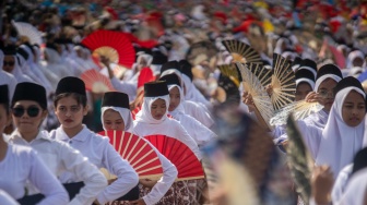 Ribuan pelajar menarikan tarian montro saat pemecahan rekor Musium Rekor Indonesia (MURI) tari montro dengan jumlah penari terbanyak di Pantai Parangkusumo, Bantul, D.I Yogyakarta, Sabtu (26/8/2023). [ANTARA FOTO/Andreas Fitri Atmoko/tom]