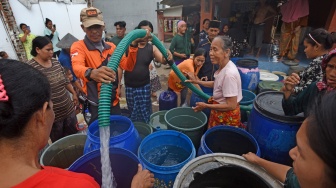 Petugas Badan Penanggulangan Bencana Daerah (BPBD) Kota Serang membagikan air bersih untuk warga terdampak kekeringan di Kampung Kacacang, Sawahluhur, Serang, Banten, Sabtu (26/8/2023). [ANTARA FOTO/Asep Fathulrahman/tom]