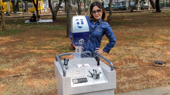 Pengunjung melihat sejumlah karya yang dipamerkan pada Festival Karakter Kekayaan Intelektual (FKKI) di Taman Monas Sisi Selatan, Jakarta, Sabtu (26/8/2023). [Suara.com/Alfian Winanto]