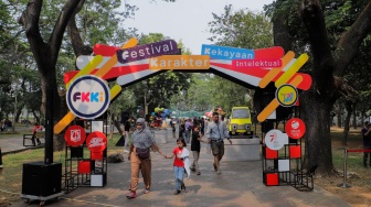 Pengunjung melihat sejumlah karya yang dipamerkan pada Festival Karakter Kekayaan Intelektual (FKKI) di Taman Monas Sisi Selatan, Jakarta, Sabtu (26/8/2023). [Suara.com/Alfian Winanto]