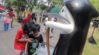 Pengunjung melihat sejumlah karya yang dipamerkan pada Festival Karakter Kekayaan Intelektual (FKKI) di Taman Monas Sisi Selatan, Jakarta, Sabtu (26/8/2023). [Suara.com/Alfian Winanto]