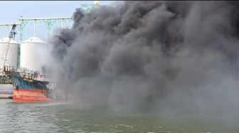 Kebakaran Kapal Kargo Di Pelabuhan Sunda Kelapa, 15 Mobil Damkar Dikerahkan
