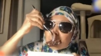 Video Viral Ibu-ibu Bikin Tutorial Makan Daging Babi Diawali Baca Al-Fatihah