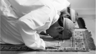 Bacaan Sholat Dzuhur dari Awal Sampai Akhir Lengkap Tulisan Arab, Latin, Terjemahan