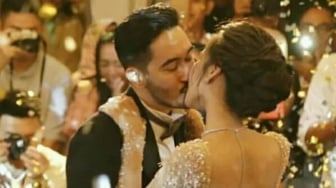 6 Momen Wedding Kiss Artis, Ada yang Dilakukan Cuma untuk Sesi Pemotretan