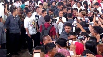 Ini Sosok Emak-Emak Nekat Pelempar Sandal ke Jokowi, Pernah Ungkap Kasus Pungli