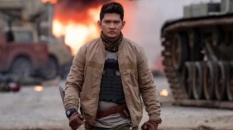 Bertemu Iko Uwais, Fans Asal Jepang Tak Bisa Berhenti Menangis Sampai Harus Dipeluk