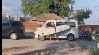 Viral, Bule Bawa Papan Surfing Gores Mobil Parkir di Legian