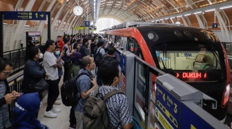 Viral! Baru Diresmikan Jokowi LRT Jabodebek Mati Listrik, Penumpang Desak-desakan dan Gerah