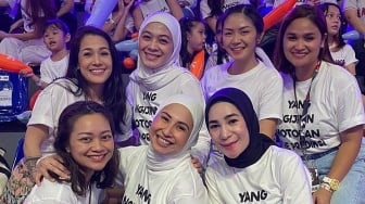 7 Potret Pasangan Artis di Turnamen Bahkan Voli, Kasih Semangat Suami Supaya Bisa Menang