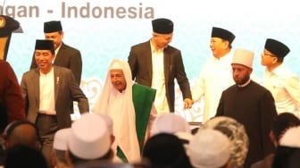 Dampingi Jokowi Hadiri Muktamar Sufi Dunia, Ganjar Pranowo Terciduk Gandengan dengan Prabowo Subianto