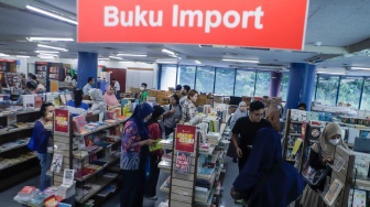 Warga membeli buku yang sedang promo di Toko Buku Gunung Agung, Kwitang, Jakarta Pusat, Selasa (29/8/2023). [Suara.com/Alfian Winanto]
