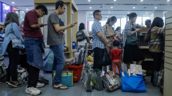 Warga membeli buku yang sedang promo di Toko Buku Gunung Agung, Kwitang, Jakarta Pusat, Selasa (29/8/2023). [Suara.com/Alfian Winanto]
