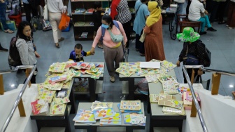 Warga membeli buku yang sedang promo di Toko Buku Gunung Agung, Kwitang, Jakarta Pusat, Selasa (29/8/2023). [Suara.com/Alfian Winanto]
